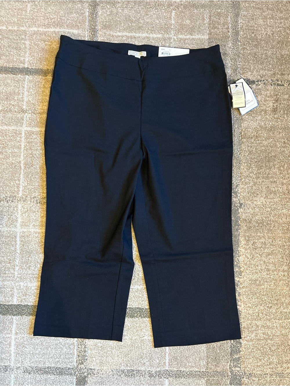 Dana Buchman Black Slimming Capri Pants Summer Size Large NWT